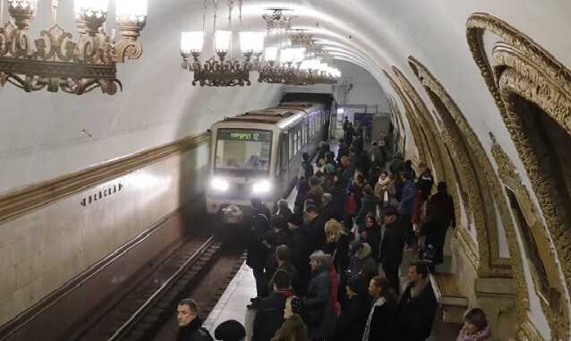 Столкнувший под поезд подростка в московском метро арестован