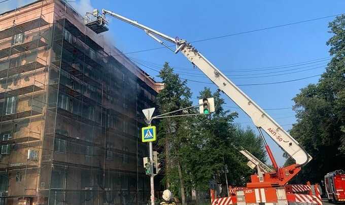 В Екатеринбурге загорелась крыша жилого дома