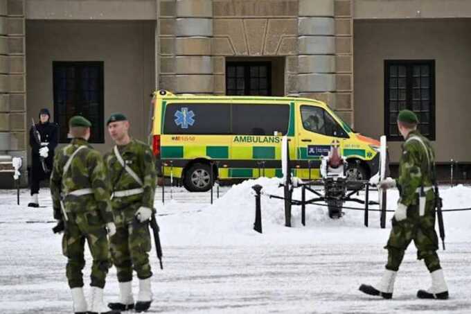 Солдат королевской гвардии Швеции поскользнулся на льду и случайно ранил себя штыком в голову