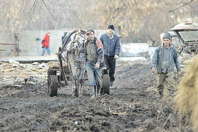 Жителям Курганской области посоветовали купить сапоги вместо кроссовок из-за грязи