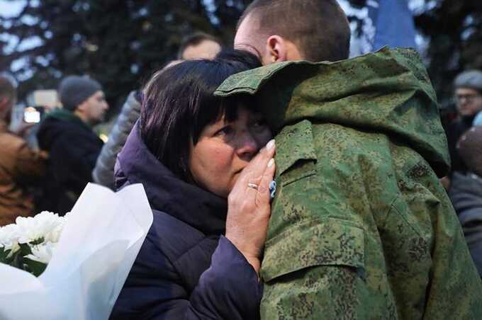 Родственники российских военных, вернувшихся из плена, получили сообщения с призывом не отпускать их на войну
