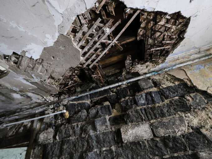 На юго-западе Петербурга рухнул потолок в жилом помещении
