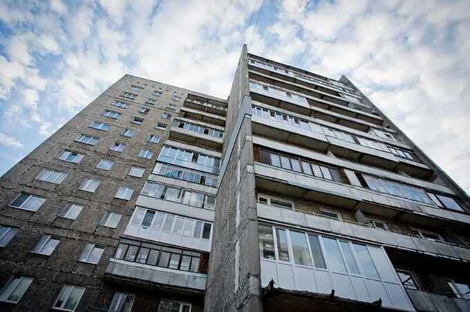 Двух обнажённых мужчин увидели на балконе многоэтажки в Екатеринбурге