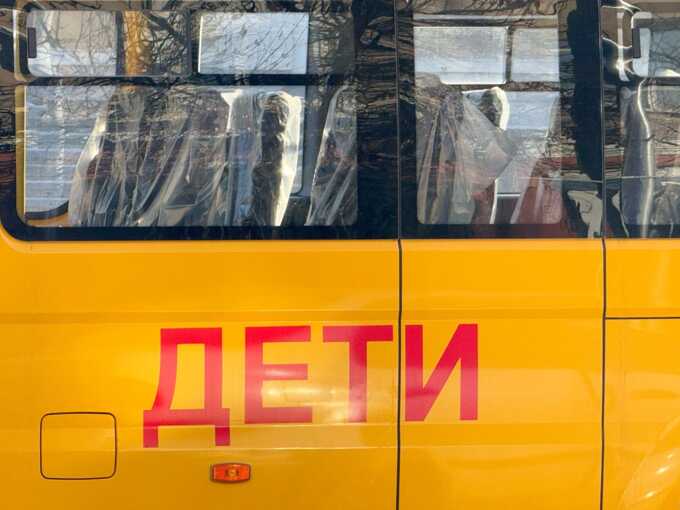 Школьники угнали автобус и разбили витрину ТЦ в Подмосковье