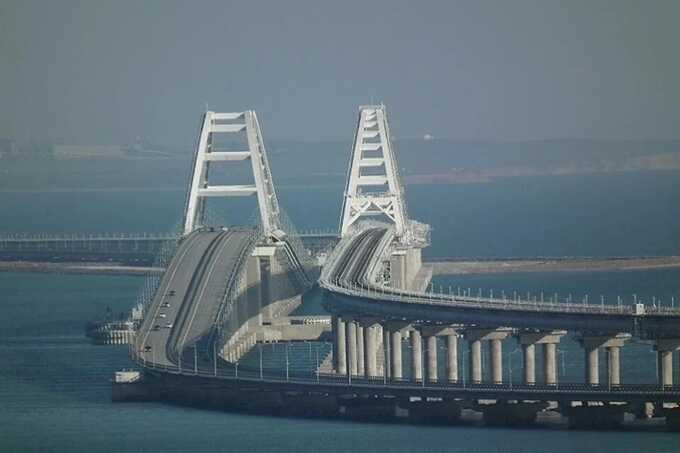 Движение по Крымскому мосту приостановлено