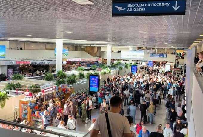 Пассажиры в Шереметьево часами ждут рейсы на полу из-за массовых задержек и отмен