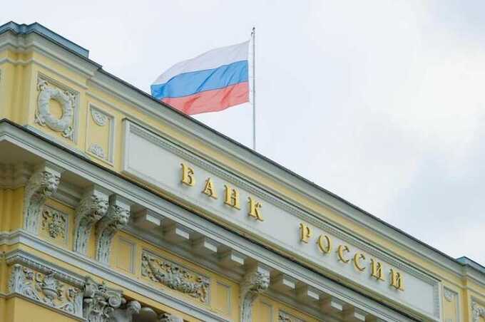 Россияне массово сталкиваются с блокировкой переводов из-за новых правил Центробанка