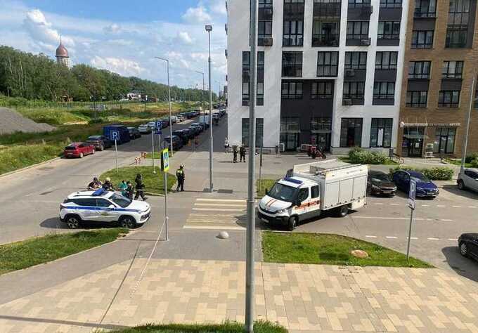 Пьяный мужчина угрожал взорвать гранату с балкона в Коммунарке